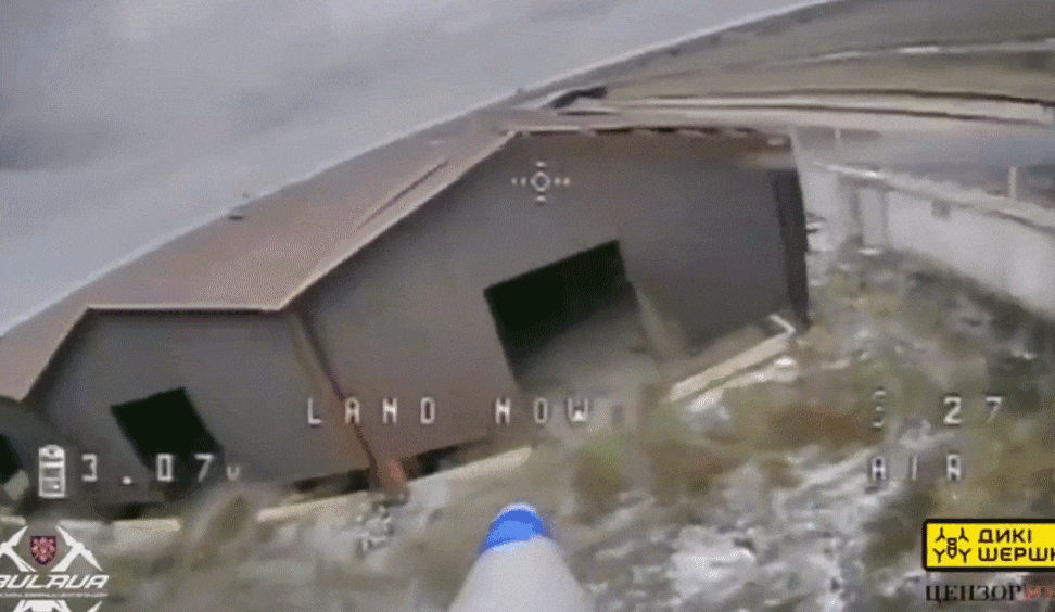 우크라이나군의 드론이 러시아 창고 안으로 들어가 탱크 등을 파괴하는 영상의 일부.