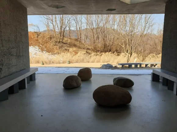 .지하 건물과 메인 건물 사이에 만들어진 전이 공간.