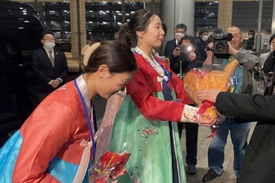 “열렬히 환영합네다”…日 조총련, 한복 입고 北 축구선수단 반겨[포착]