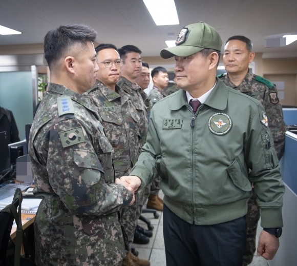 신원식 국방부장관이 지난 1월 8일 드론작전사령부를 방문해 대비태세를 점검하고, 임무수행에 매진하는 장병들을 격려하고 있다. 국방부 대변인실 공보과 제공
