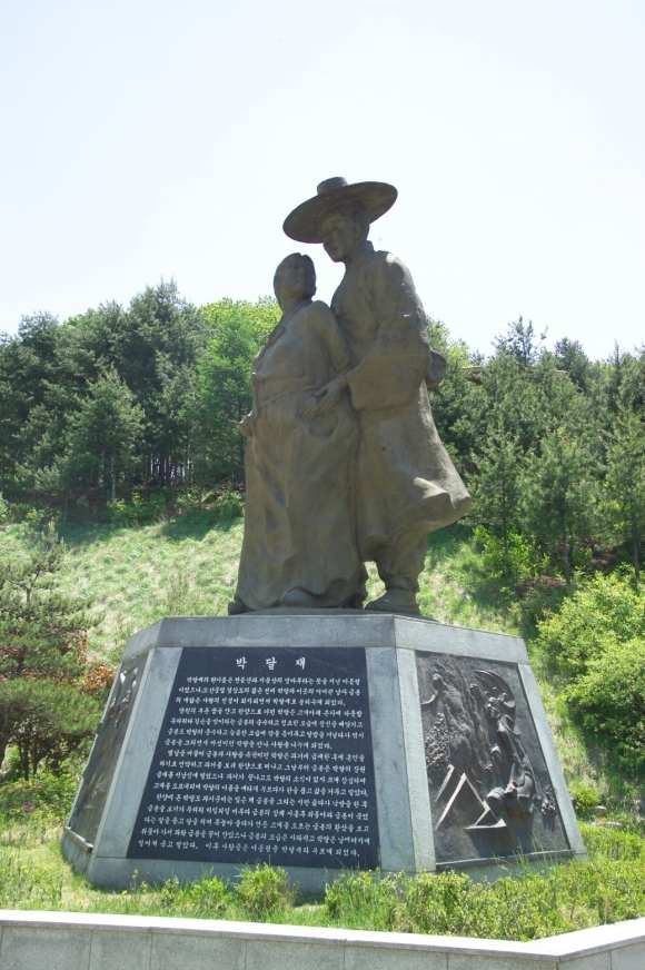 제천의 또 다른 명소 ‘박달재’는 충청북도 제천 봉양읍과 백운면을 이어주는 해발 약 500m의 고개이다. 교통이 발달하기 전에는 길이 험하고 가파른 박달재를 넘다가 짐승에게 물려 죽거나 도적을 만나 죽는 사람이 많았다고 한다. 그래서 박달재를 넘어 시집가는 여인은 두 번 다시 친정으로 갈 수 없었기 때문에 울면서 고개를 넘었다고 한다. 이 박달재에는 박달 도령과 금봉 낭자의 비극적인 전설이 전해진다. 사진 : 제천시 제공.