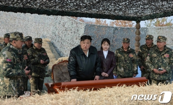 노동신문은 16일 김 총비서가 지난 15일 항공륙전병부대들의 훈련진행 계획에 대한 보고를 받고 훈련을 지도했다고 보도했다. 뉴스1