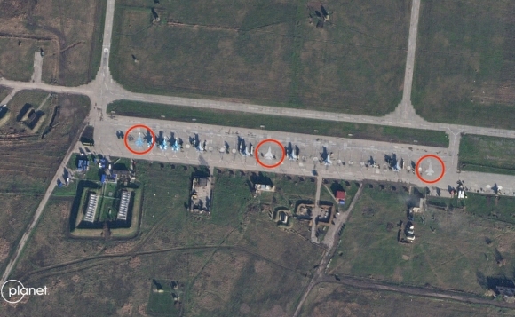 미국 위성영상 업체 플래닛 랩스 PBC가 촬영한 러시아 남부 프리모르스코-아흐타르스크 공군기지에 그려진 가짜 전투기 모습