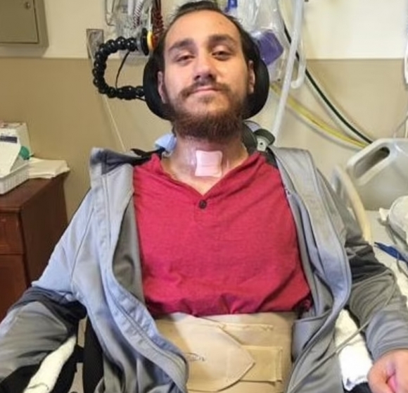 사고로 어깨 아래 부분의 신경이 손상돼 휠체어 생활을 하는 아르보우(사진)는 지난 1월 뉴럴링크가 개발한 로봇을 통해 뇌에 동전만한 크기의 ‘뇌 임플란트 칩’(N1)을 이식받았다.