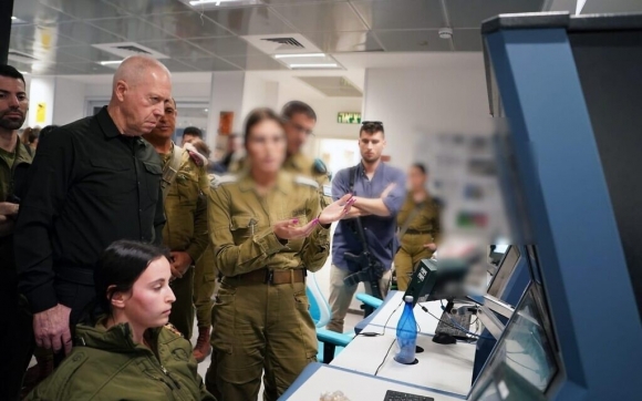요아브 갈란트 이스라엘 국방장관이 2024년 3월 21일(현지시간) 이스라엘군(IDF) 육군 기지에서 군인들과 만나고 있다. / 사진=IDF