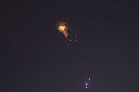 2024년 3월 24일(현지시간) 우크라이나 수도 키이우 상공에서 우크라이나를  겨냥한 러시아 순항미사일이 우크라이나 방공망에 격추돼 폭발하고 있다. / 사진=로이터 연합뉴스