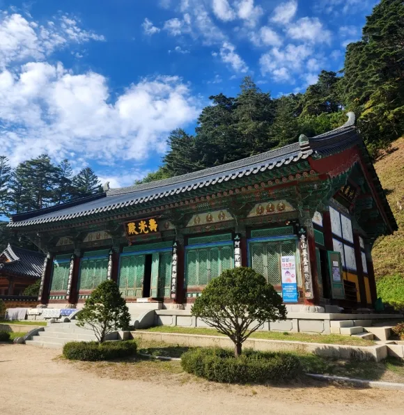 우리나라 11번째 국립공원인  오대산은 예로부터 ‘삼신산’(금강산, 지리산, 한라산)과 더불어 제일의 명산으로 꼽던 성스러운 곳이다.