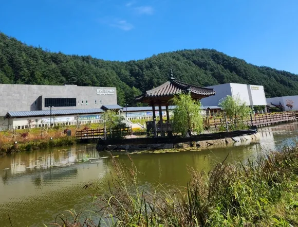 월정사 성보박물관은 조계종 제4교구에 속한 약 60여개의 전통사찰에 봉안된 문화재들을 안전하게 보존, 연구하고 있는 곳으로 위대한 기록 유산인 오대산사고본 왕조실록과 의궤를 만나볼 수 있다.