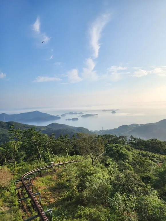 욕지도는 소매물도, 한산도, 비진도와 더불어 경남 최고의 여행지로 꼽힌다.  사진은 대기봉에서 바라본 모습이다.