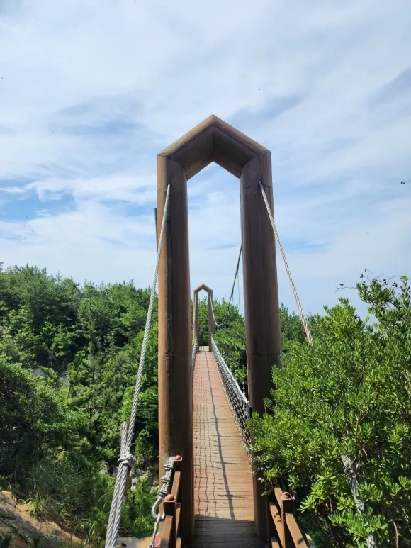 욕지도를 대표하는 비렁길(해안절벽길)에는 3개의 출렁다리가 있어 해안절벽의 아찔한 스릴과 신비롭고 아름다운 풍경을 만나볼 수 있다.