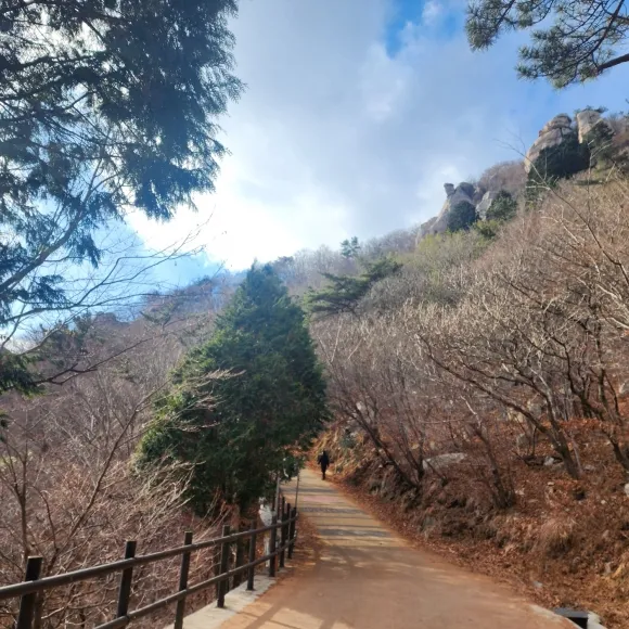 복곡주차장에서  보리암까지는 도보로 15분, 금산의 정상까지는 20분가량 소요된다.