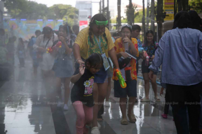 “태국 여행 가면 마스크 쓰세요!”…물놀이 축제 후 코로나19 급증 [여기는 동남아]