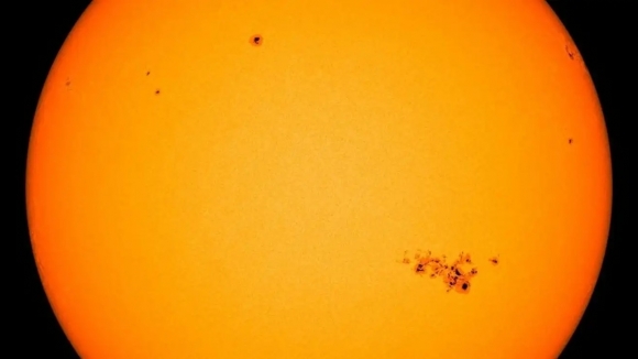 흑점 AR3664의 모습. 오른쪽 하단에 보인다. NASA