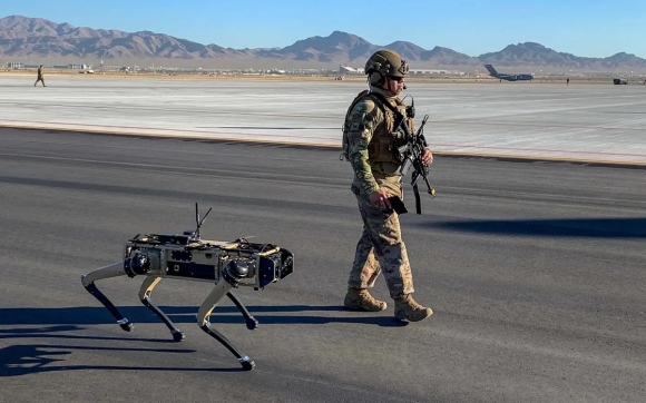 미 네바다주 공군기지에서 테스트 중인 고스트 로보틱스(Ghost Robotics) 로봇개. 사진= USAF