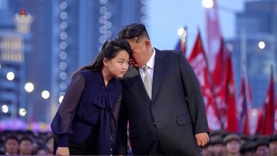 북한 수도 평양의 북쪽에 새로운 거리인 ‘전위거리’가 완공돼 지난 14일 김정은 국무위원장과 딸 주애가 참석한 가운데 준공식이 열렸다고 조선중앙TV가 15일 보도했다. 연합뉴스