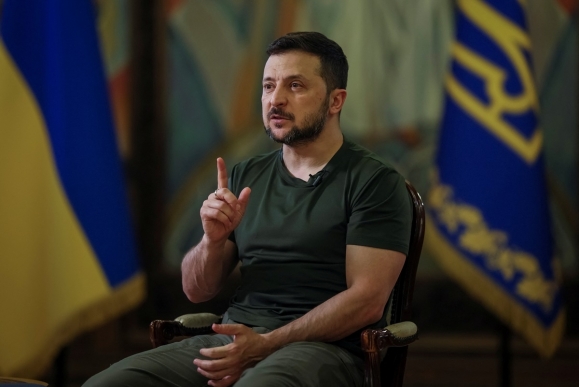 로이터 통신과 인터뷰 중인 볼로디미르 젤렌스키 대통령. 로이터 연합뉴스