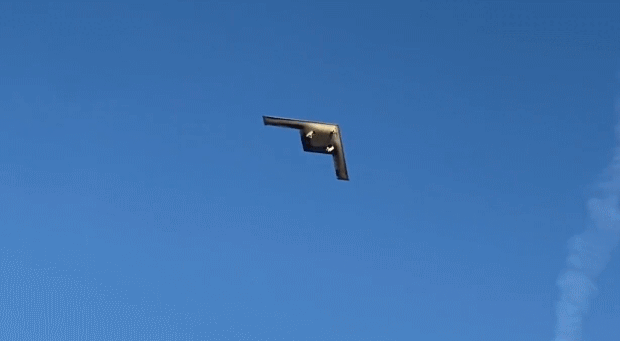 지난해 11월 첫번째 테스트 비행중인 B-21의 모습.