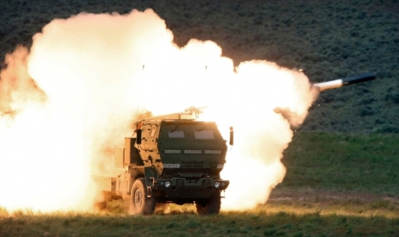 미국이 우크라이나에 제공한 고화력 무기인 고속 기동 포병 로켓 시스템(HIMARS·하이마스) AP 연합뉴스 미국이 우크라이나에 제공한 고화력 무기인 고속 기동 포병 로켓 시스템(HIMARS·하이마스) AP 연합뉴스