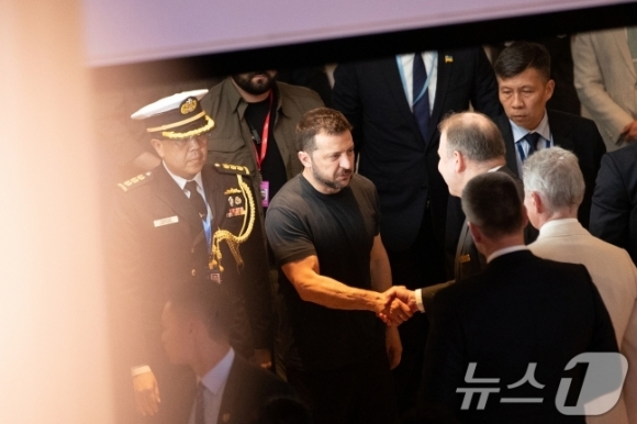 볼로디미르 젤렌스키 우크라이나 대통령이 1일 아시아안보회의(샹그릴라 대화)가 열리고 있는 싱가포르 샹그릴라 호텔로 들어서고 있다. 2024.6.1 뉴스1 볼로디미르 젤렌스키 우크라이나 대통령이 1일 아시아안보회의(샹그릴라 대화)가 열리고 있는 싱가포르 샹그릴라 호텔로 들어서고 있다. 2024.6.1 뉴스1
