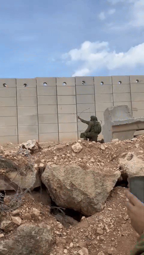 한 이스라엘 군인이 레바논 국경 울타리 너머로 불화살을 쏘는 모습이 포착되기도 했다. / 출처=에마누엘(매니) 파비안 엑스