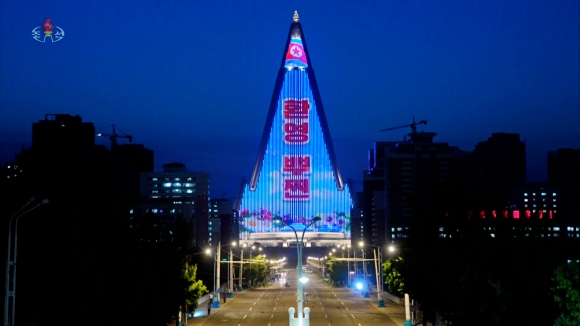 평양 류경호텔에 ‘푸틴 환영’ 문구 (서울=연합뉴스) 블라디미르 푸틴 러시아 대통령이 19일 새벽(한국시간) 북한 평양에 도착해 국빈 방문을 시작했다. 2024.6.19 평양 조선중앙통신=연합뉴스 평양 류경호텔에 ‘푸틴 환영’ 문구 (서울=연합뉴스) 블라디미르 푸틴 러시아 대통령이 19일 새벽(한국시간) 북한 평양에 도착해 국빈 방문을 시작했다. 2024.6.19 평양 조선중앙통신=연합뉴스
