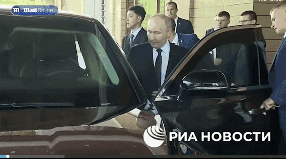19일 북한을 방문한 블라디미르 푸틴 러시아 대통령(오른쪽)이 김정은 북한 국무위원장(왼쪽)을 아우루스에 태운 뒤 직접 운전하는 모습