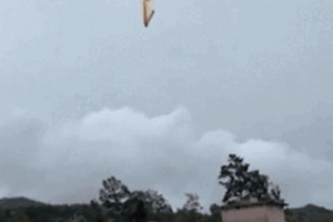 하늘에서 추락한 ‘거대한 연기 기둥’…중국인들 혼비백산 (영