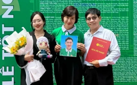 지난 20년간 아들의 질병을 함께 싸워온 가족들이 숨진 아들의 사진을 들고 졸업을 축하하고 있다.
