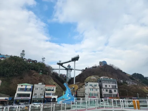 논골담길의 종착지인 묵호등대는 나선형 계단을 오르면 탁트인 동해안의 풍광을 감상할 수 있다.