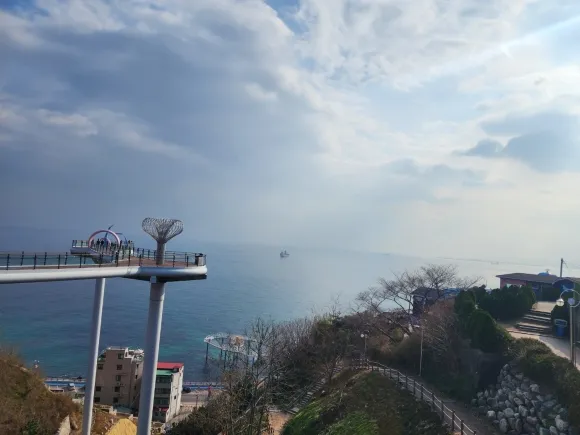 스카이워크와 양쪽 구조물을 잇는 케이블 와이어를 따라 하늘 위를 달리는 스카이 사이클, 원통 슬라이드를 미끄러져 30m 아래로 내려가는 자이언트슬라이드 등의 짜릿한 체험을 할 수 있다.