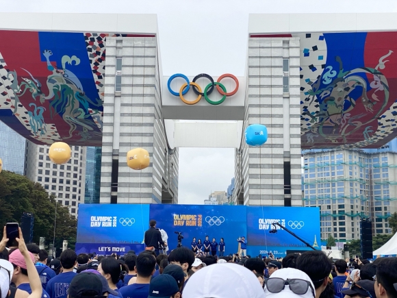 ‘올림픽데이 런 2024’ 행사가 열린 올림픽 평화의 광장에는 2024 파리 올림픽 참가 선수들이 나와 마라톤 참가자들을 응원했다.