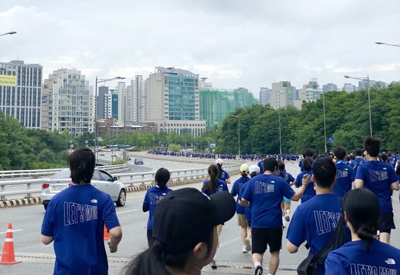 ‘올림픽데이 런 2024’에는 전국 각지에서 모인 러너들이 5㎞와 10㎞ 코스를 함께 달렸다.