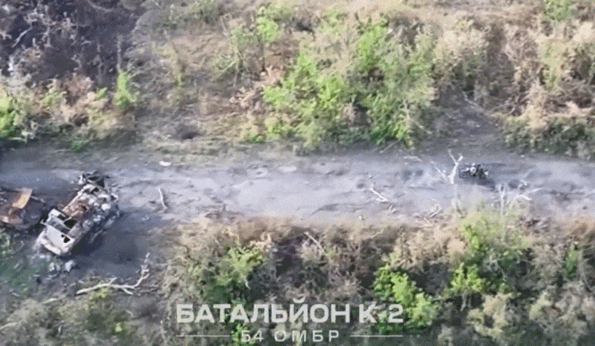 오토바이를 타고 이동하는 러시아 병사들