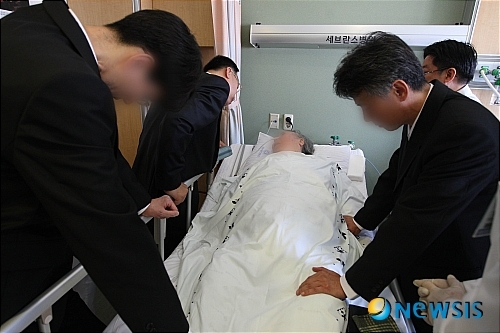 2009년 6월23일 연세대 세브란스병원에서 국내 처음으로 연명치료를 중단하는 방식의 존엄사가 시행됐다. 사진은 인공호흡기를 떼어낸 뒤 사망에 이르는 김 할머니(77)를 지켜보는 가족과 의료진의 모습 . 뉴시스