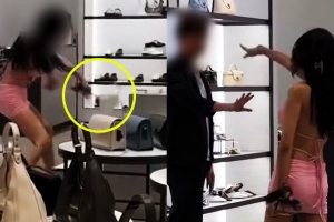 ‘맨발로 진열 상품 집어던져’···SNS 달군 대만 쇼핑센터 진상손님 (영상)
