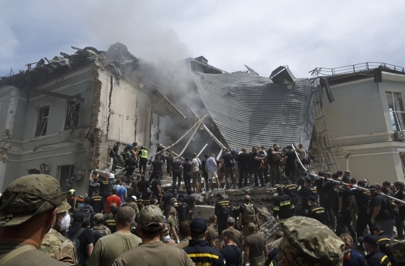 2024년 7월 8일 우크라이나 키예프에서 러시아의 우크라이나 공격으로 피해를 입은 오크흐마트디트 어린이 병원에 구조대원들과 자원봉사자들이 몰려있다. EPA 연합뉴스