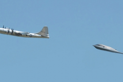 [포착] 한국전쟁서 맹활약한 B-29와 스텔스 폭격기 B-2 첫 편대비행