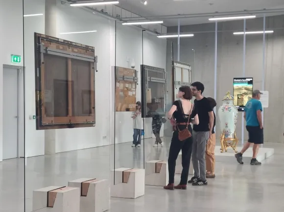 네덜란드 로테르담 데포 보이만스 반 뵈닝겐 미술관에서 관람객들이 그림 뒷면을 자세히 보고 있다.