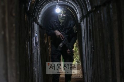 팔레스타인 무장정파 하마스 대원이 터널에서 이동하는 모습. 지난해 하마스에 인질로 잡혔다가 풀려난 이스라엘 여성 요체베드 리프시츠(85)는 “터널 안에서 젖은 땅을 수 킬로미터 걸었다”며 “거대한 터널이었다. 마치 거미줄 같았다”고 말했다. 서울신문 DB
