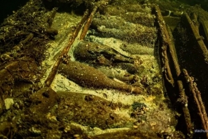 침몰한 난파선에서 ‘170년 된 샴페인’ 발견···경매 나오