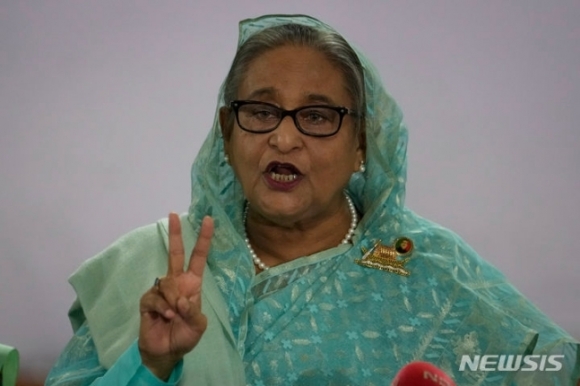 지난 1월7일 실시된 방글라데시 총선에서 승리한 셰이크 하시나(76) 총리가 이 날 투표를 마친 뒤 승리의 V자를 손으로 만들어보이고 있다. AP 뉴시스