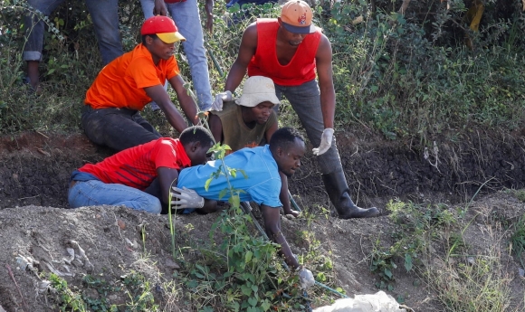 지난달 케냐 수도 나이로비의 빈민가 쓰레기 매립지에서 토막난 여성 시신 수 구가 발견된 가운데, 체포된 용의자인 30대 남성은 지난 2년간 42명을 토막 살인했다고 자백했다. 사진은 매립장에서 시신을 직접 찾는 시민의 모습. 로이터 연합뉴스