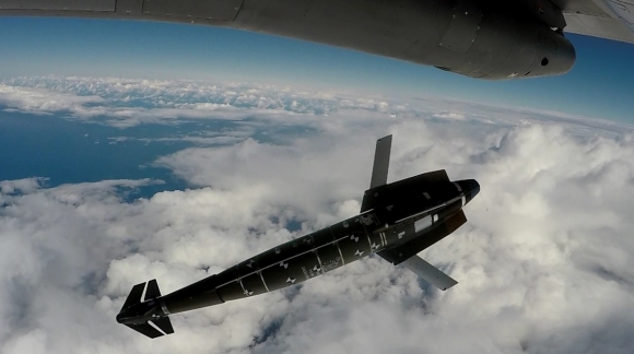 프랑스 라팔 전투기에서 투하되는 1000kg급 AASM 자료사진. 출처=safran-group.com