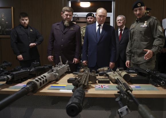 블라디미르 푸틴 러시아 대통령이 20일(현지시간) 체첸 공화국 구데르메스에 있는 러시아 특수부대 대학에서 람잔 카디로프 체첸 수반과 함께 러시아군이 우크라이나에서 노획한 서방 무기를 시찰하고 있다. / 사진=AP 연합뉴스