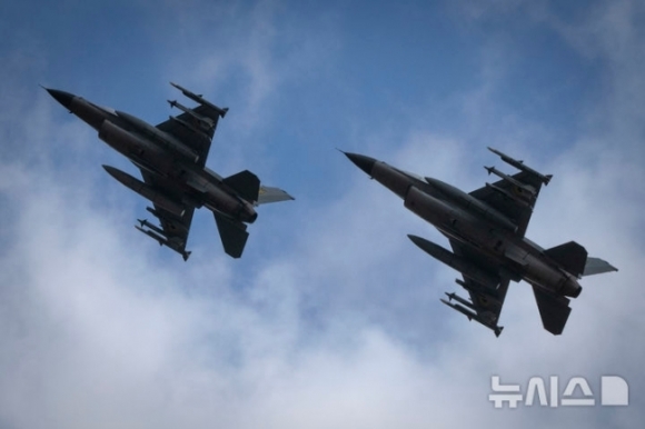 우크라이나 공군이 운용하는 F-16 전투기 2대가 지난 4일(현지시각) 우크라이나 안 불명의 장소에서 비행하고 있다. 볼로디미르 젤렌스키 우크라이나 대통령이 27일 F-16 전투기가 러시아의 대규모 공습 방어를 위해 처음 출격했다고 밝혔다. AP 뉴시스