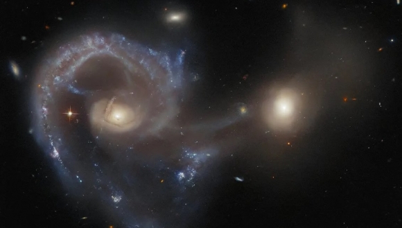 허블우주망원경이 촬영한 두 은하 ‘Arp 107’의 모습. 사진=ESA/Hubble &amp; NASA, J. Dalcanton)