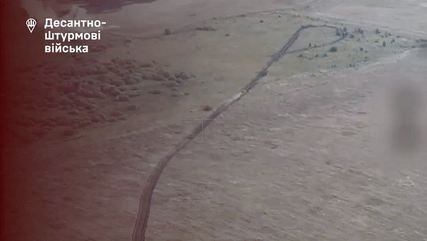 우크라이나 군용 차량이 러시아군의 한 거점에 포격을 가하고 있다. / 출처=우크라이나 공수부대 사령부 유튜브