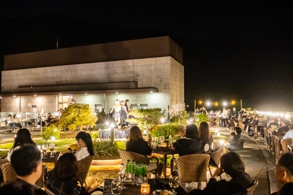 ‘포레스트 재즈 나잇’ 공연은 지난 4월 뜨거운 반응을 얻었던 대한민국 최초 올라운드 라이브 클럽 ‘겟올라잇’에 이어 2회째다.