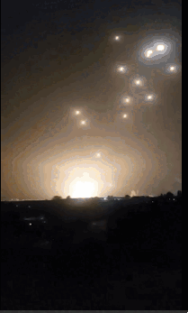 1일 저녁(현지시간) 이란에서 이스라엘로 날아가는 수많은 미사일