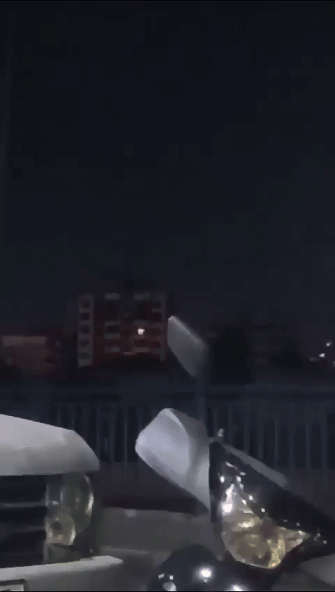 20일(현지시간) 레바논 수도 베이루트 남부 교외 다히예의  한고층 건물이 이스라엘 공습에 무너지고 있다고 주장하는 소셜미디어 영상 / 출처=더 글로벌 아이 엑스